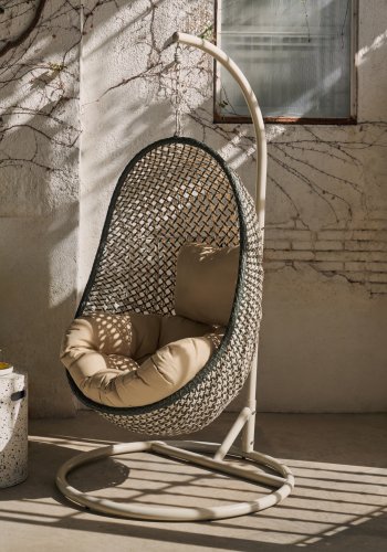 KAVE HOME Cira hengestol, med puter og stativ - polyester, flerfarget polyrattan og stl
