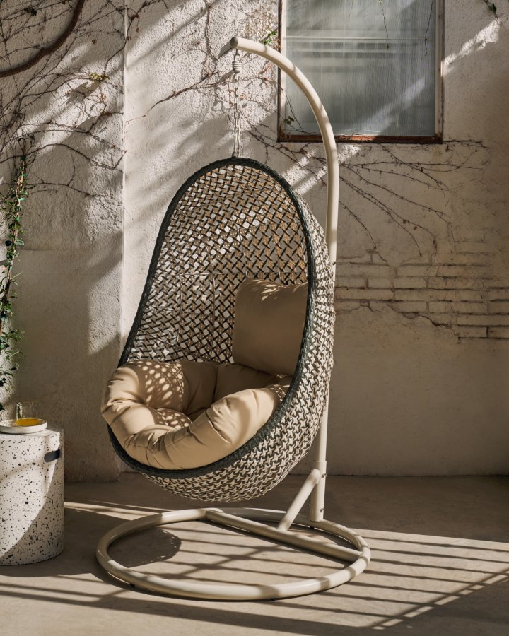 KAVE HOME Cira hengestol, med puter og stativ - polyester, flerfarget polyrattan og stl