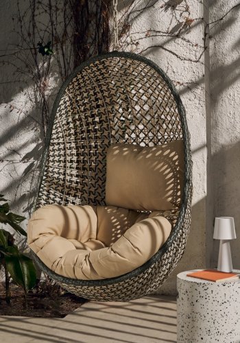 KAVE HOME Cira hengestol, med puter - polyester og flerfarget polyrattan
