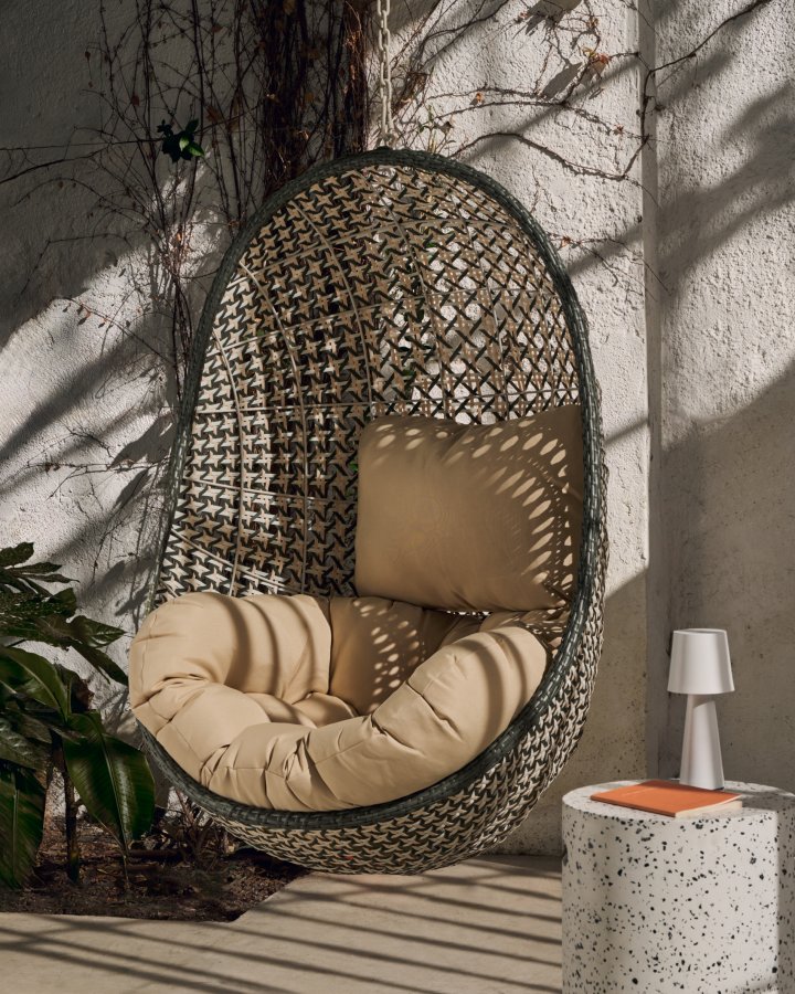 KAVE HOME Cira hengestol, med puter - polyester og flerfarget polyrattan