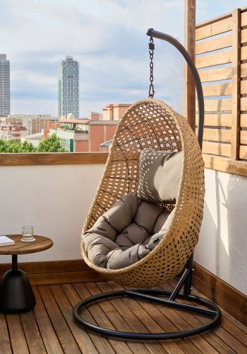 KAVE HOME Cira hengestol, med puter og mrkegr ramme - naturlig polyrattan/rotting