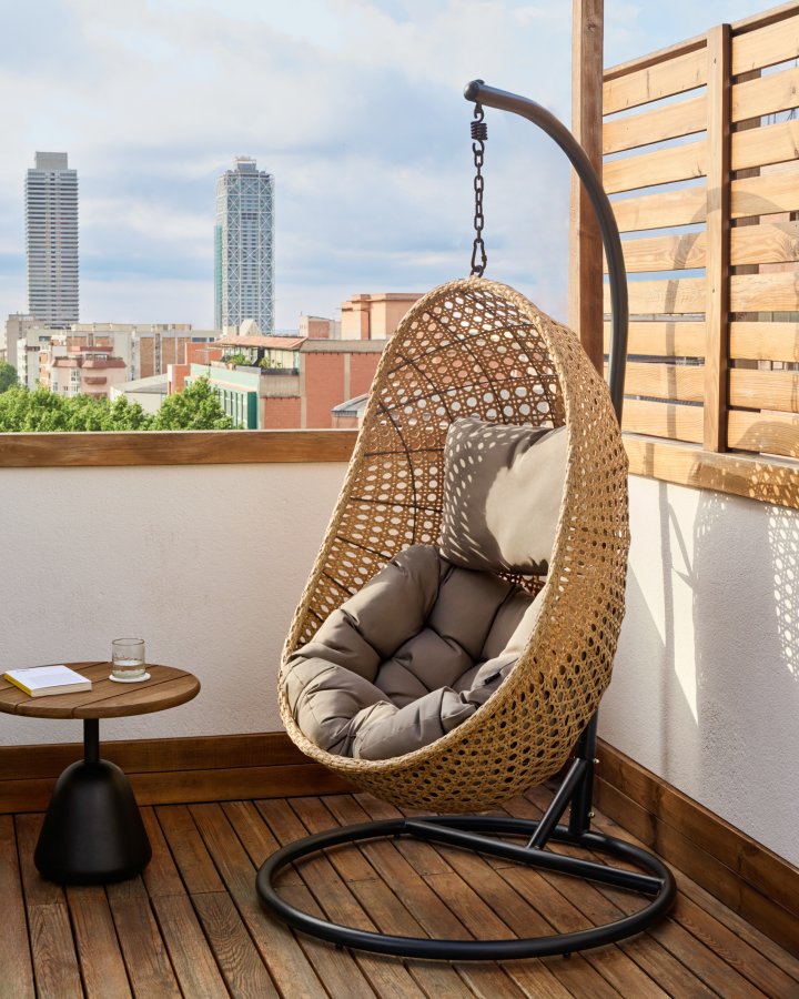 KAVE HOME Cira hengestol, med puter og mrkegr ramme - naturlig polyrattan/rotting