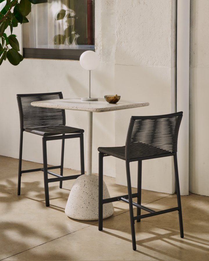 KAVE HOME Saura hyt barbord i hvit terrazzo med hvit terrazzoplate, 99 x 70 x 70 cm