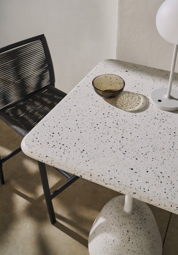KAVE HOME Saura hyt barbord i hvit terrazzo med hvit terrazzoplate, 99 x 70 x 70 cm