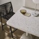 KAVE HOME Saura hyt barbord i hvit terrazzo med hvit terrazzoplate, 99 x 70 x 70 cm