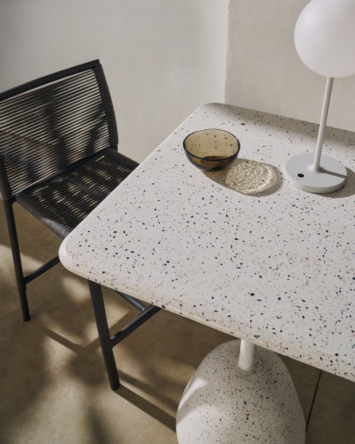KAVE HOME Saura hyt barbord i hvit terrazzo med hvit terrazzoplate, 99 x 70 x 70 cm