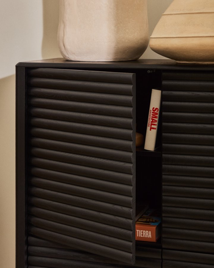 KAVE HOME Lenon hy skjenk, 4 drer heltre og sort eikefiner 104,5x144 cm FSC Mix Credit