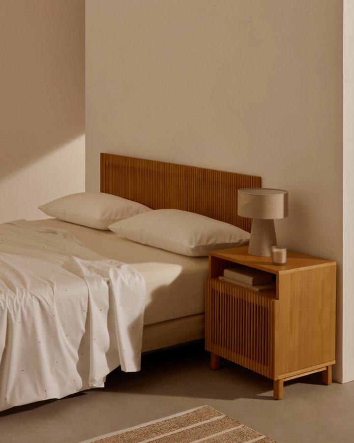 KAVE HOME Beyla massivt asketre ved siden av bordet med eikefiner, 53 x 62 cm