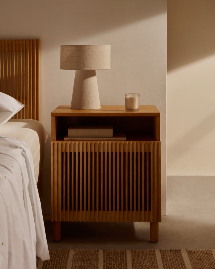 KAVE HOME Beyla massivt asketre ved siden av bordet med eikefiner, 53 x 62 cm