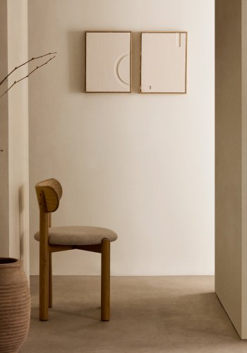 KAVE HOME Nebai-stol i beige chenille med heltre eikestruktur og naturlig finish FSC MIX C