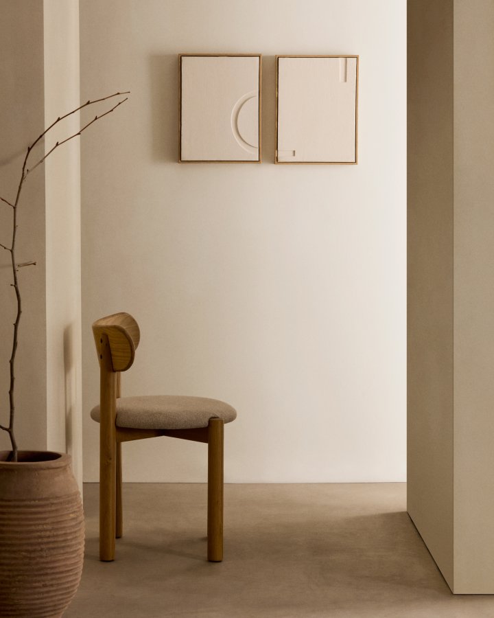 KAVE HOME Nebai-stol i beige chenille med heltre eikestruktur og naturlig finish FSC MIX C