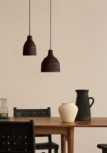 KAVE HOME Amire avlang taklampe i tre i svart utfrelse, 15 cm