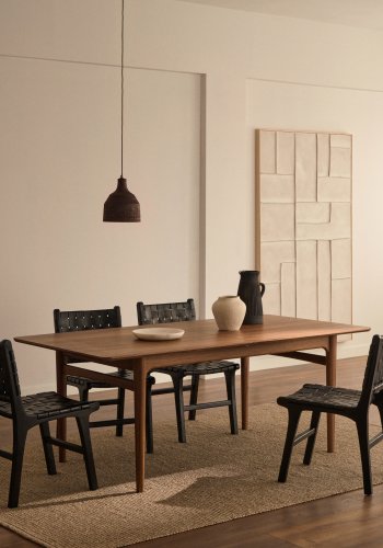 KAVE HOME Calixta-stol i skinn og heltre mahogni med svart finish