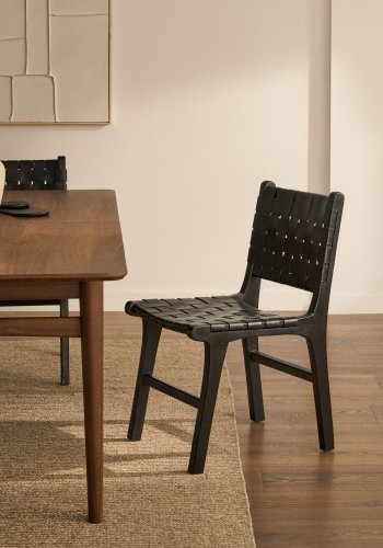 KAVE HOME Calixta-stol i skinn og heltre mahogni med svart finish