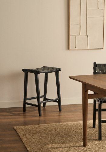 KAVE HOME Calixta krakk i skinn og heltre mahogni med svart finish, 67 cm hyde