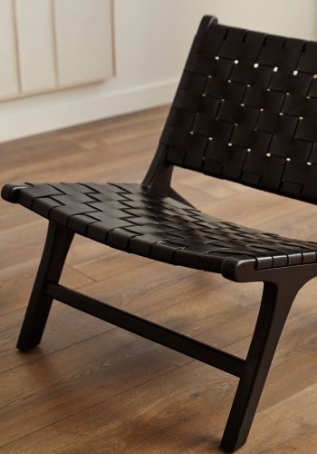 KAVE HOME Calixta lenestol, uten armlener - svart hndvevd skinn og svart mahognitre 