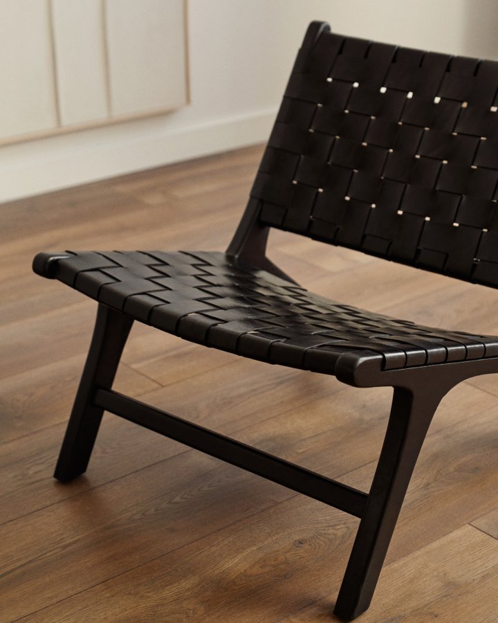 KAVE HOME Calixta lenestol, uten armlener - svart hndvevd skinn og svart mahognitre 