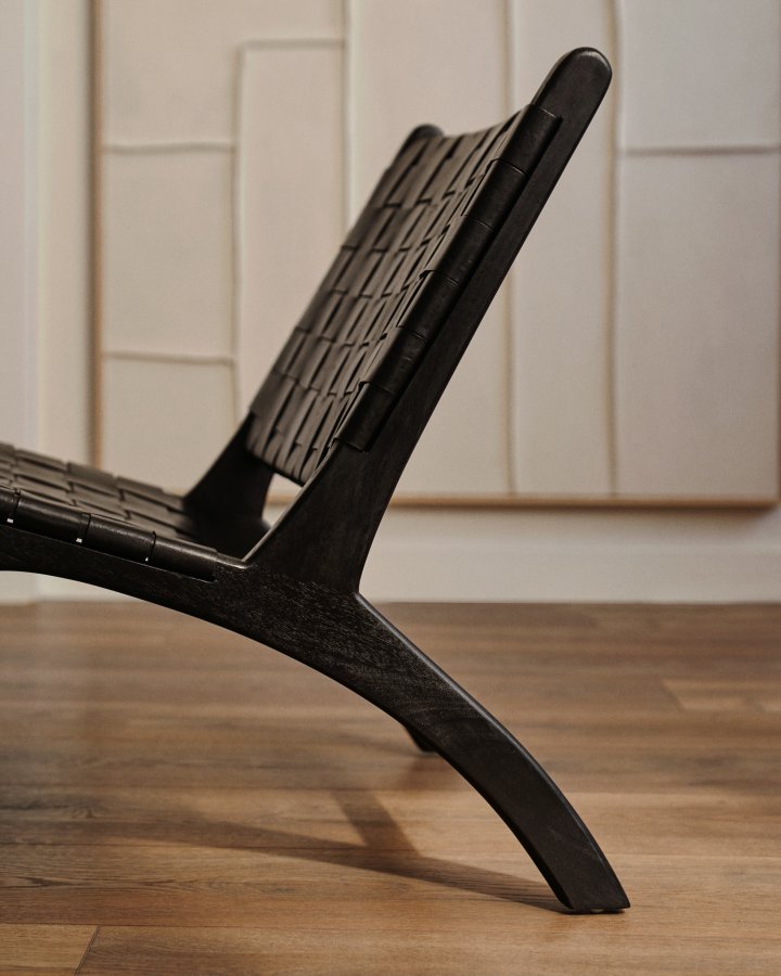 KAVE HOME Calixta lenestol, uten armlener - svart hndvevd skinn og svart mahognitre 