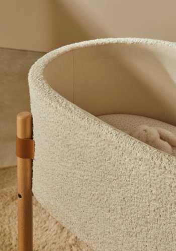 KAVE HOME Adara hvit fleece mosekurv med massiv bk ben 69 x 46 cm