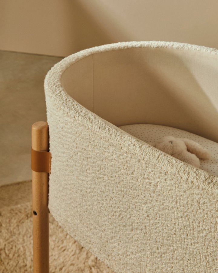 KAVE HOME Adara hvit fleece mosekurv med massiv bk ben 69 x 46 cm