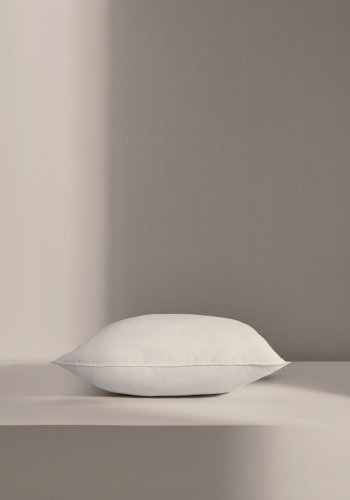 KAVE HOME lofyllingspute - hvitt stoff i resirkulerte fibre og polyesterfiber (45x45)