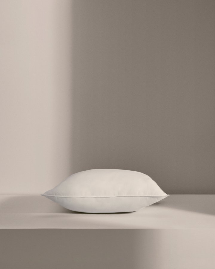 KAVE HOME lofyllingspute - hvitt stoff i resirkulerte fibre og polyesterfiber (45x45)