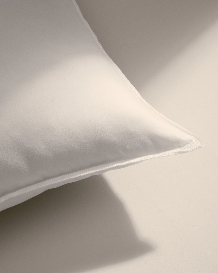 KAVE HOME Fluff fyllningskudde - vitt tyg i tervunna fibrer och polyesterfiber (50x30)