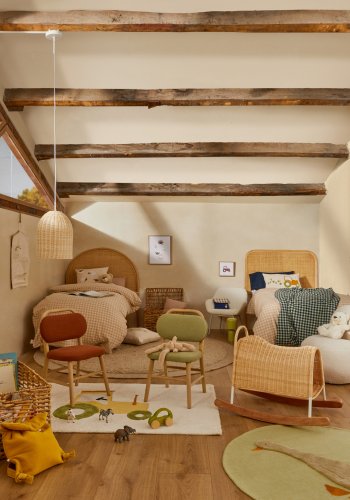 KAVE HOME Helda barnestol - grnn bouclé og naturlig eik