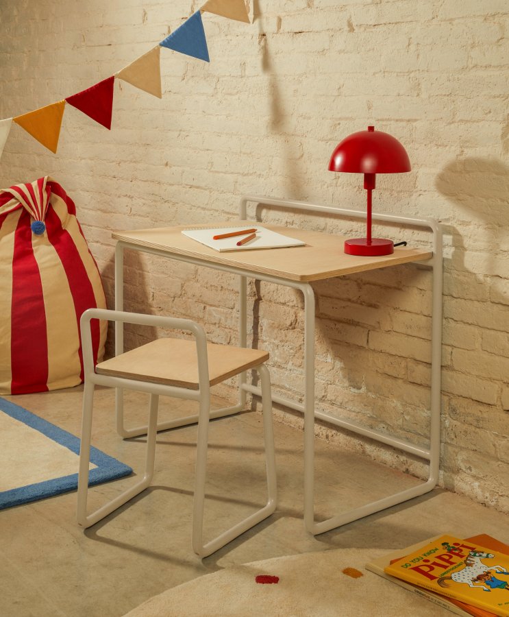 KAVE HOME barnepult i tinn, rektangulrt - finér i naturlig ask og beige metall (82x45)