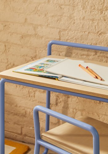 KAVE HOME barnepult i tinn, rektangulrt - finér i naturlig ask og bltt metall (82x45)