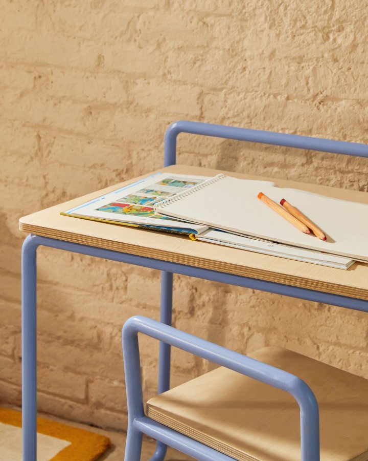 KAVE HOME barnepult i tinn, rektangulrt - finér i naturlig ask og bltt metall (82x45)