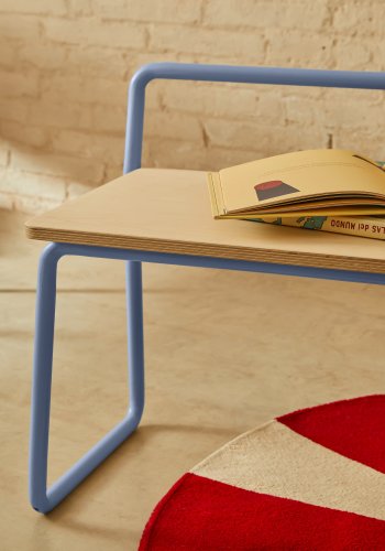 KAVE HOME Barnebenk i tinn, m. ryggsttte - finér i naturlig ask og bltt metall (76x35)