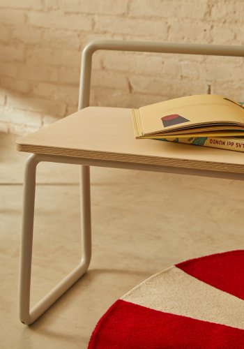 KAVE HOME Barnebenk i tinn, m. ryggsttte - finér i naturlig ask og beige metall (76x35)