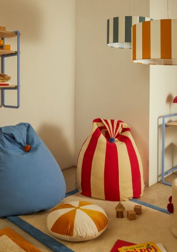 KAVE HOME Olvi r&ouml;d och beige, bomullspuff med bl� tofs, �60 cm