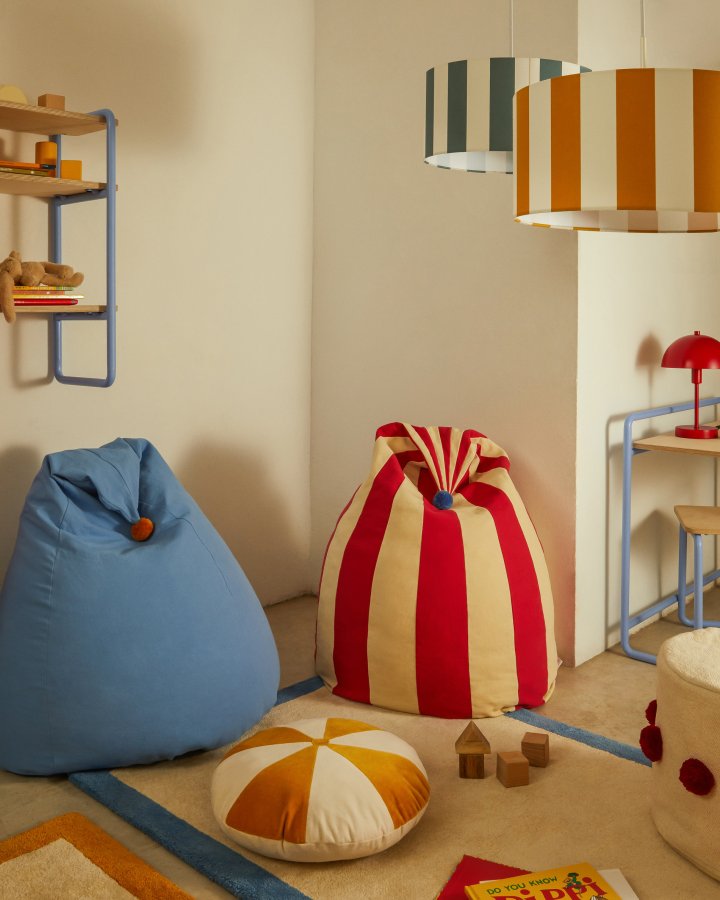 KAVE HOME Olvi r&ouml;d och beige, bomullspuff med bl� tofs, �60 cm