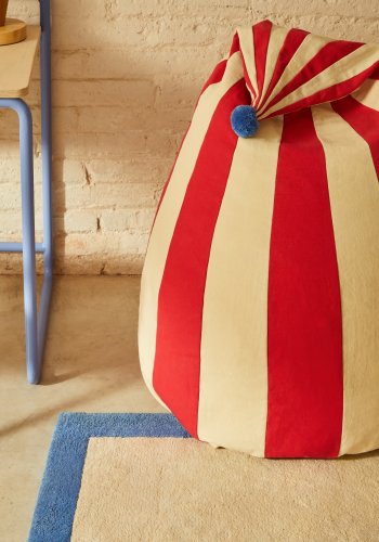 KAVE HOME Olvi r&ouml;d och beige, bomullspuff med bl� tofs, �60 cm