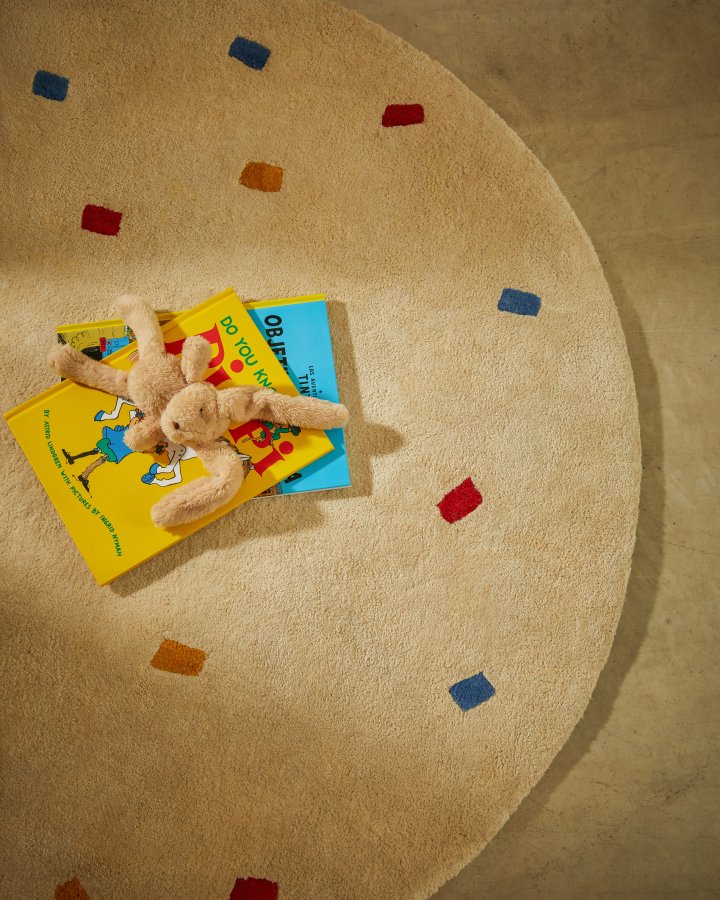 KAVE HOME Luli gulvt�ppe, rund - hvid bomuld med multifarvede prikker (�200)