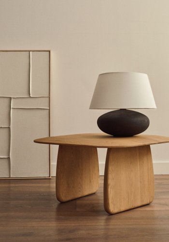 KAVE HOME Pirita sidebord laget av massiv eik i naturlig finish, 70,6 x 70 cm FSC 100%.