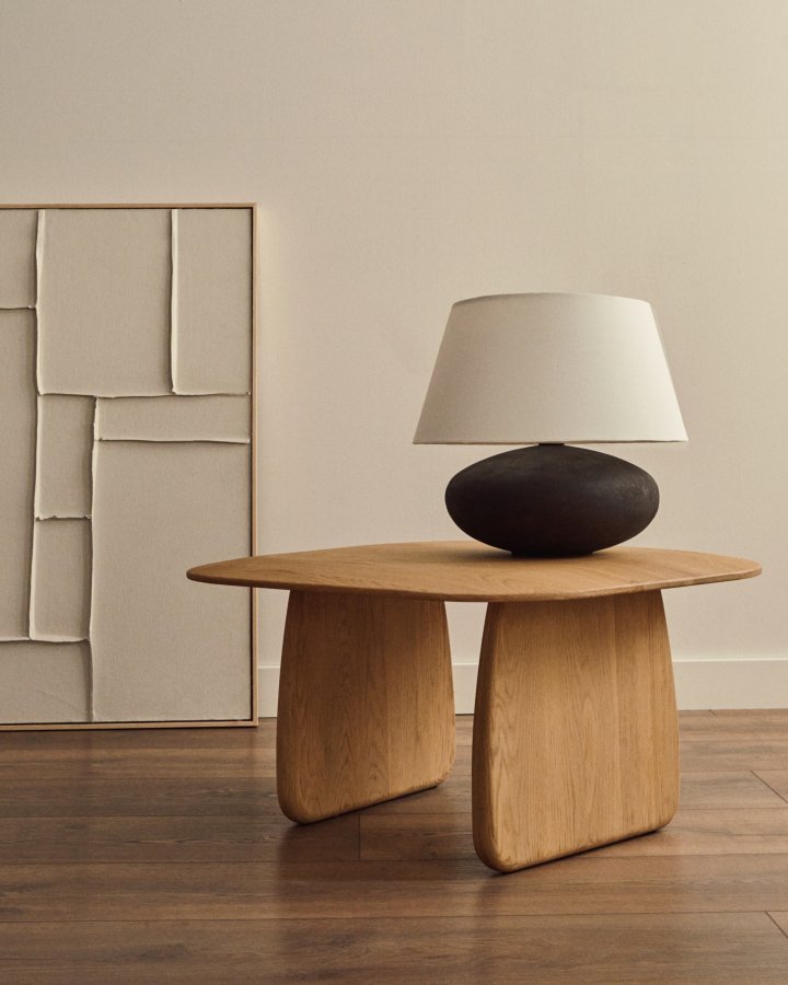 KAVE HOME Pirita sidebord laget av massiv eik i naturlig finish, 70,6 x 70 cm FSC 100%.