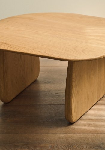 KAVE HOME Pirita sidebord laget av massiv eik i naturlig finish, 70,6 x 70 cm FSC 100%.