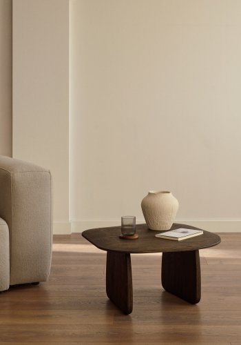 KAVE HOME Pirita sidebord laget av massiv eik i mrk finish, 70,6 x 70 cm FSC 100%.