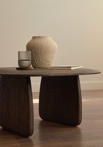 KAVE HOME Pirita sidebord laget av massiv eik i mrk finish, 70,6 x 70 cm FSC 100%.