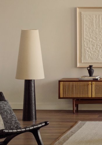 KAVE HOME Senni bordlampe - natur stof og sort metal