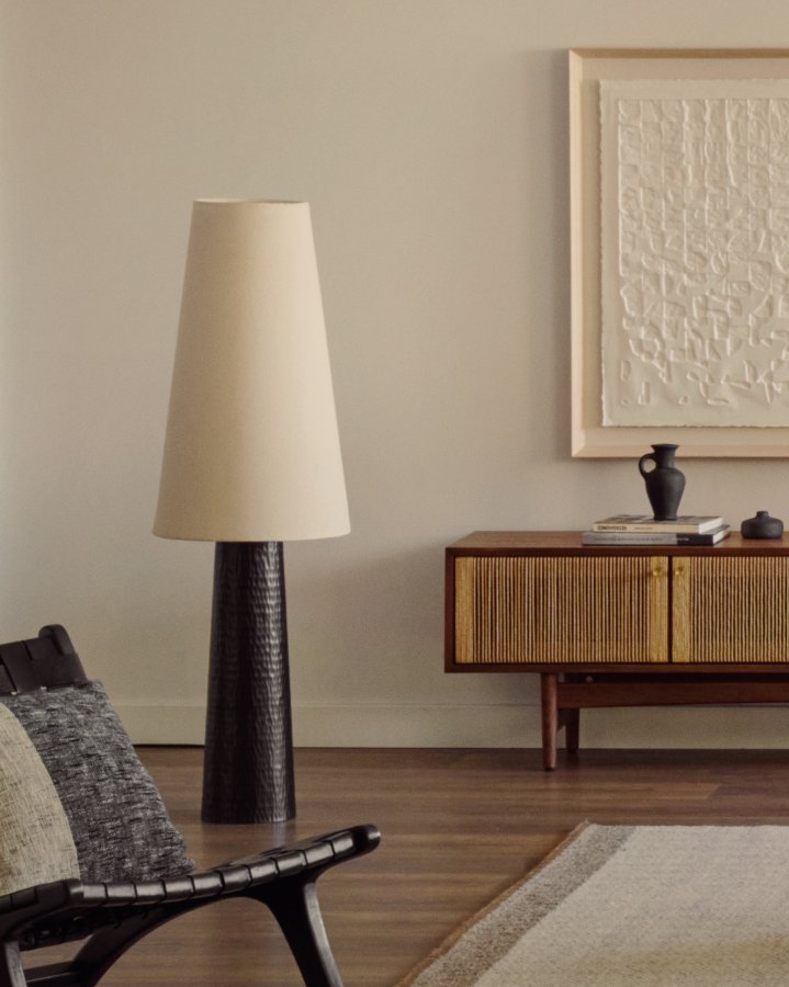 KAVE HOME Senni bordlampe - natur stof og sort metal