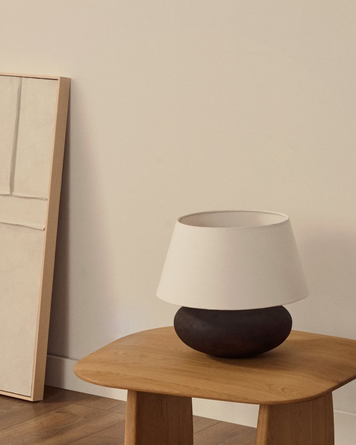 KAVE HOME Nessi bordlampe i metall med sort terrakottaeffekt