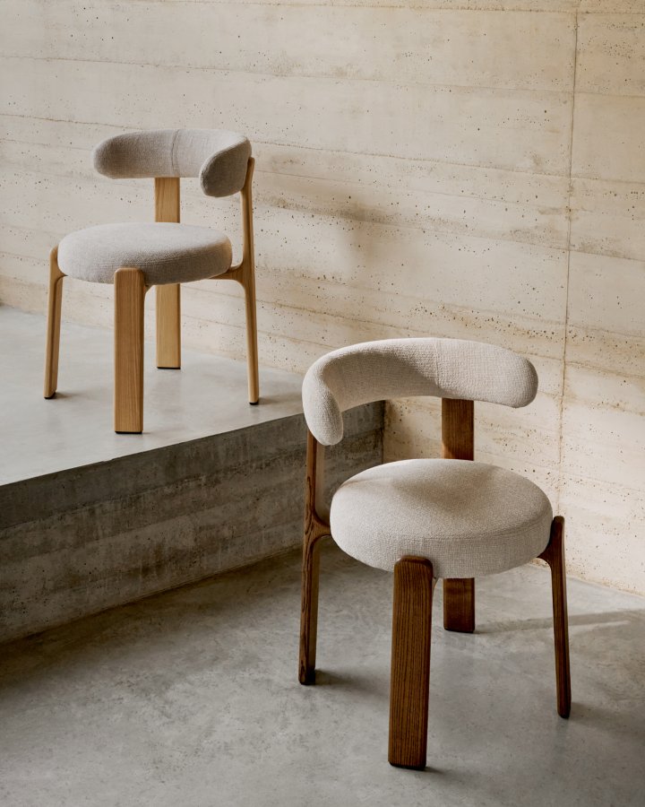 KAVE HOME spisestuestol i granitt - beige chenille og valntt finish asketre