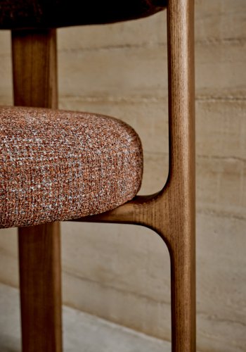 KAVE HOME spisebordsstol i granitt - brun chenille og valntt finish asketre