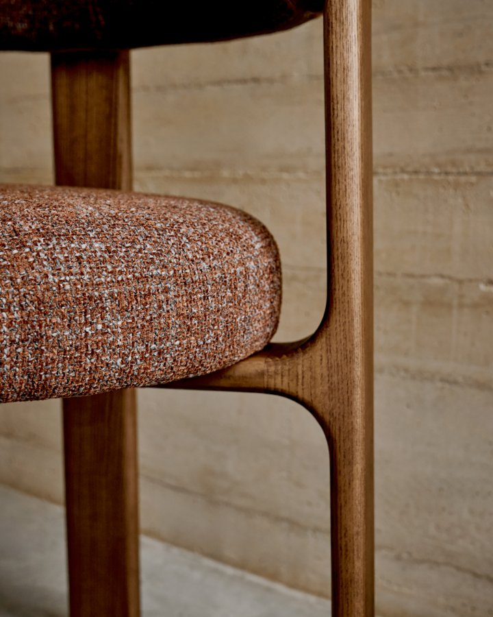 KAVE HOME spisebordsstol i granitt - brun chenille og valntt finish asketre