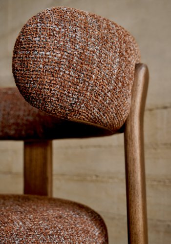 KAVE HOME spisebordsstol i granitt - brun chenille og valntt finish asketre