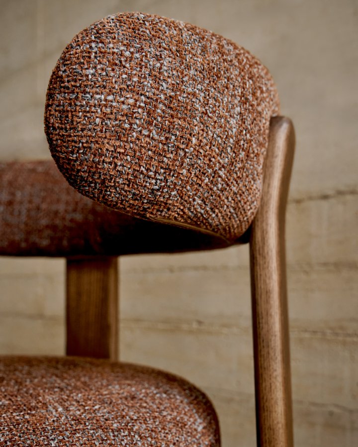 KAVE HOME spisebordsstol i granitt - brun chenille og valntt finish asketre